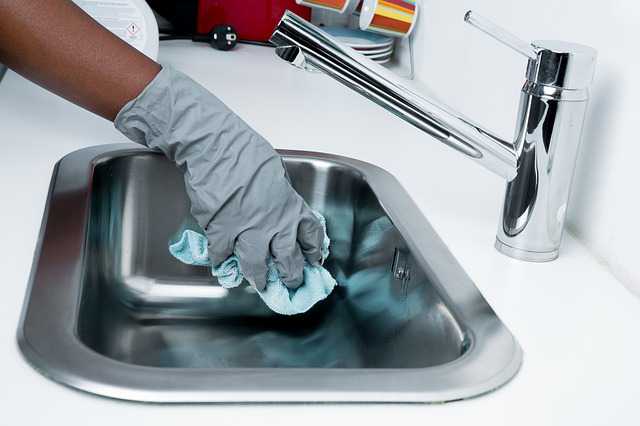 Cleaning a sink